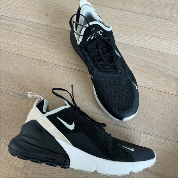 Nike Shoes - Nike Air Max 270 Sneakers - women’s 7
